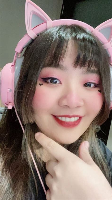 Mori Calliope, a Virtual YouTuber and singer, reached a tremendous 2.06 million subscribers on her YouTube channel. Fans are demanding her to divulge her face as a reward. However, she has yet to reveal her face and genuine identity. Mori Calliope is a well-known English Virtual YouTuber and singer.